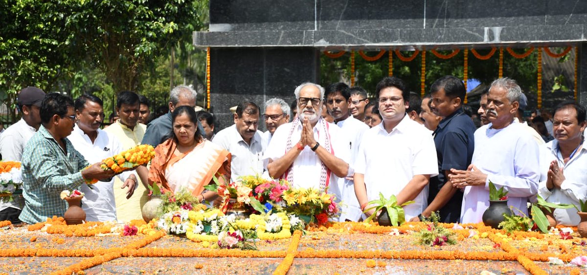 GovernorOdisha's tweet photo. Supreme sacrifices of Martyrs have been illuminating our path from Freedom to progress, said Hon'ble Governor paying homage to Martyrs at Raktatirtha Eram in Bhadrak district. https://t.co/KKpKWBs75C