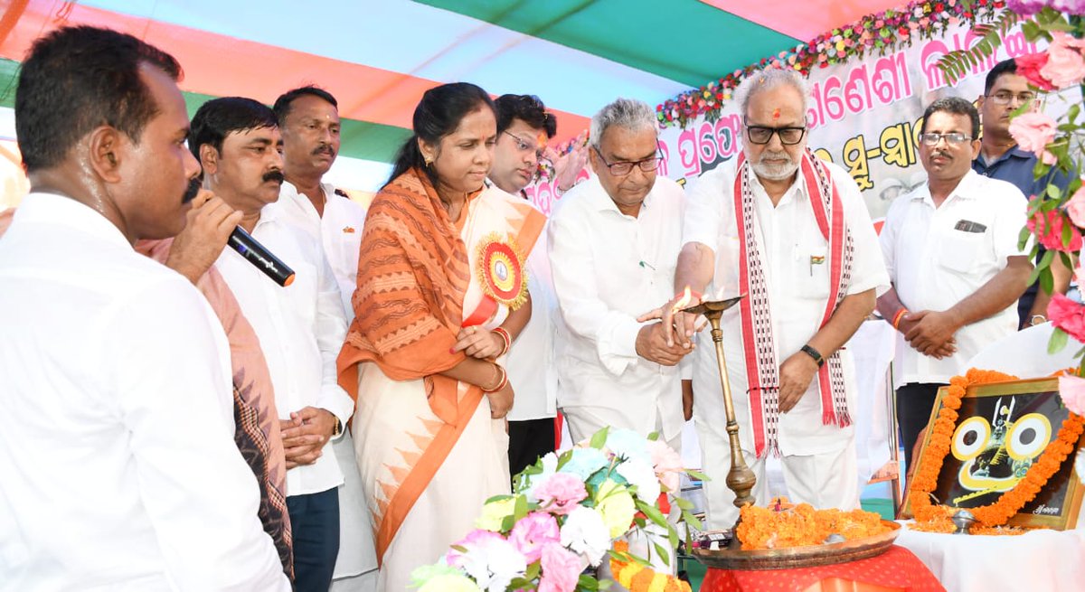 GovernorOdisha's tweet photo. Supreme sacrifices of Martyrs have been illuminating our path from Freedom to progress, said Hon'ble Governor paying homage to Martyrs at Raktatirtha Eram in Bhadrak district. https://t.co/KKpKWBs75C
