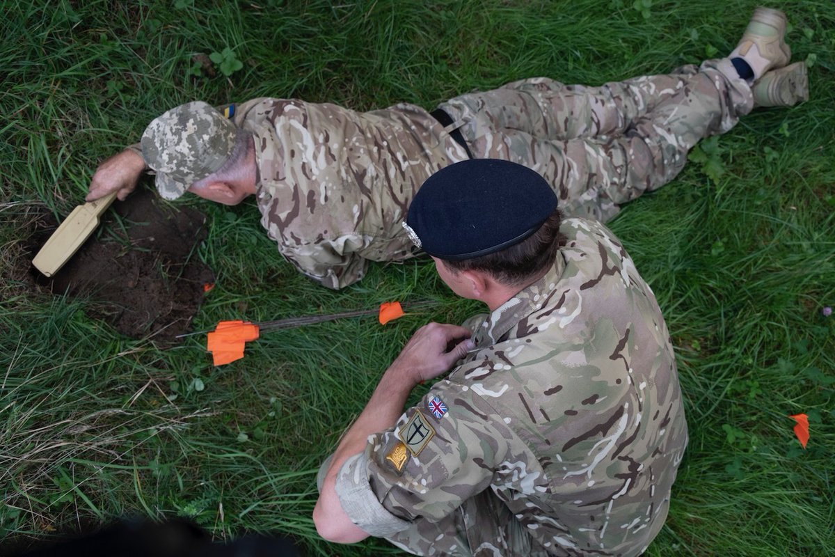 BritishArmy's tweet photo. Soldiers from @Proud_Sappers are delivering world-leading bomb-disposal training to Ukraine's combat engineers 🇬🇧 🇺🇦

This, along with 1,500 UK-donated mine detectors, will help clear explosive devices that pose a deadly threat to civilians.

Read more ⬇️
https://t.co/EXzg6LMliR https://t.co/ZWkHZ7kiwP