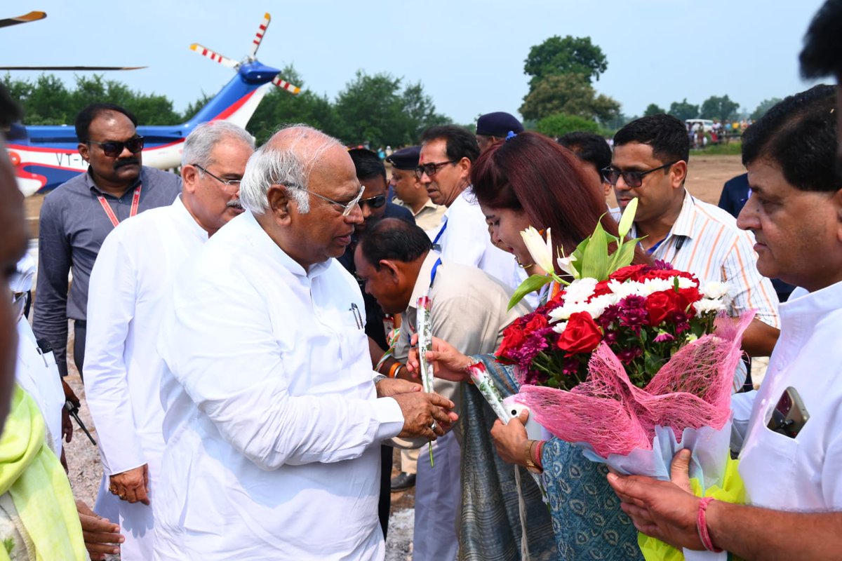 आज #बलौदाबाजार_भाटापारा जिले में आयोजित  #कृषक_सह_श्रमिक_सम्मेलन में बड़ी संख्या में उपस्थित लोगों ने उत्साहपूर्वक अपने अतिथियों का स्वागत किया।

<a href="/bhupeshbaghel/">Bhupesh Baghel</a> <a href="/kharge/">Mallikarjun Kharge</a> <a href="/BalodaBazarDist/">Balodabazar-bhatapara</a>
#छत्तीसगढ़_सरकार_भरोसे_की_सरकार #Chhattisgarh #BhupeshBaghel