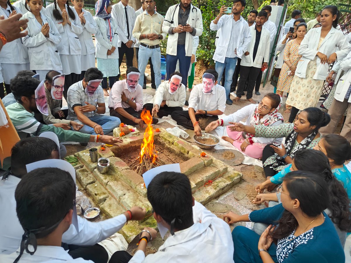 समस्त मध्य प्रदेश आयुर्वेद के छात्रों द्वारा प्रदेश में चल रहे अनिश्चित कालीन प्रदर्शन के दौरान आज धरने के 7वें दिन भोपाल आयुर्वेद महाविद्यालय ने सद्बुद्धि यज्ञ का आयोजन किया और रीवा, ग्वालियर, उज्जैन महाविद्यालयों ने अपने अनिश्चित कालीन हड़ताल को जारी रखा ।