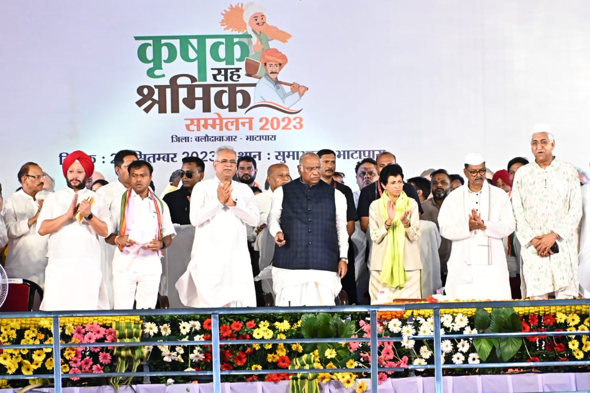 ChhattisgarhCMO's tweet photo. श्रमवीरों के हित में आज छत्तीसगढ़ में मुख्यमंत्री निर्माण श्रमिक पेंशन सहायता योजना का हुआ शुभारंभ।

- सांसद श्री #मल्लिकार्जुन_खरगे एवं मुख्यमंत्री श्री #भूपेश_बघेल ने #मुख्यमंत्री_निर्माण_श्रमिक_पेंशन_सहायता_योजना का शुभारंभ किया।

- इस योजना के अंतर्गत दस साल तक पंजीकृत रहे एवं 60 वर्ष की आयु पूरी कर चुके निर्माण श्रमिकों को जीवन पर्यंत प्रति माह 15 सौ रुपये की दी जाएगी पेंशन सहायता राशि।

@bhupeshbaghel @kharge @BalodaBazarDist
#छत्तीसगढ़_सरकार_भरोसे_की_सरकार #Chhattisgarh #BhupeshBaghel #कृषक_सह_श्रमिक_सम्मेलन