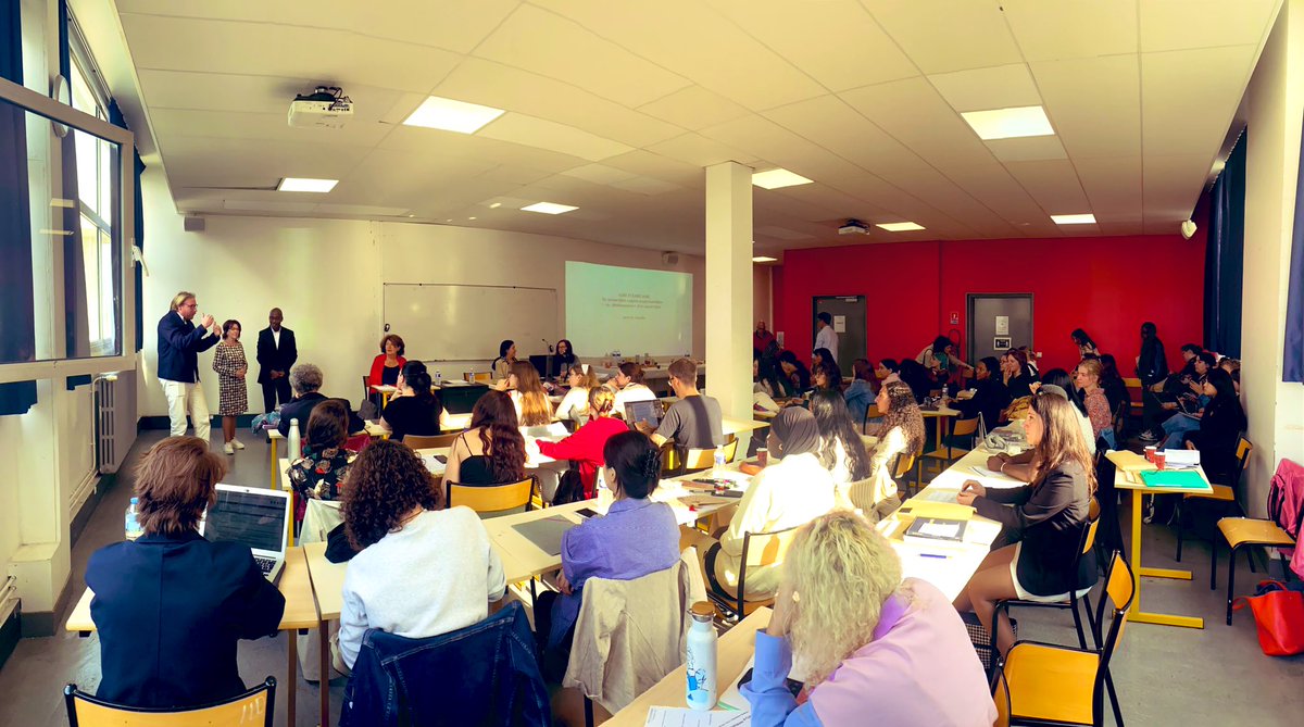 SICARTB's tweet photo. 🙏 à B. Brou, professeur des universités, @SorbonneParis1 d’avoir invité les #IAIPR d’#Artsplastiques @AcCreteil @Academie_Paris @acversailles au colloque «Enseigner les arts plastiques à l’#université» @igartsplastique @Ig_EAC_PhGalais @MarinePillaudin @IPR_VERSAILLES @ines12364 https://t.co/nwP9LMn6lD