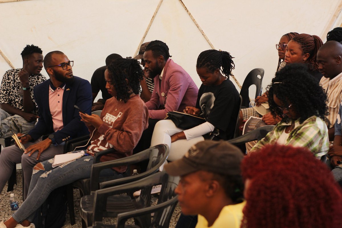 sourced_news's tweet image. Exciting session at #HubUnconference happening at @MotoRepublik! We are exploring how Artificial intelligence can combat #fakenews. Let&apos;s tackle misinformation together! #FakeNews #AI @MagambaNetwork @MunyaBloggo @ShokoFestival @ZUJOfficial @pressfreedom @jsnetzim @accountlabzw