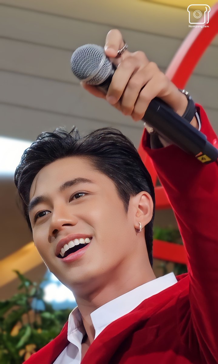 NompangJJJ's tweet photo. จะมีใครส่งไมค์ให้แฟนๆได้หล่อกว่านี้มั้ยนะ
ฮือออ ใจพิปังเหลวเป๋วกองอยู่หน้าเวที 😭❤️
 JAM MEET N PLANT
#NESCAFEDAY2023 https://t.co/JPyn5zGf48