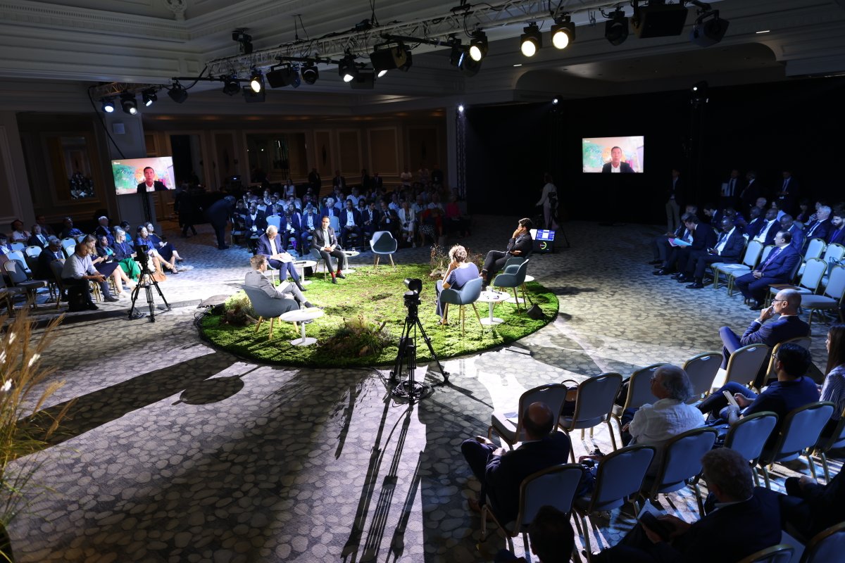 <a href="/SMazevet/">Stephane Mazevet</a> <a href="/O_Poivre_dArvor/">Olivier Poivre d'Arvor</a> <a href="/francediplo/">France Diplomatie 🇫🇷🇪🇺</a> <a href="/Bettina_Laville/">Bettina Laville</a> <a href="/Comite21/">Comité 21</a> <a href="/desautez/">⏯ Ludovic Desautez</a> <a href="/LaTribune/">La Tribune</a> <a href="/M_Laigneau/">Marianne Laigneau</a> <a href="/enedis/">Enedis</a> <a href="/jc_tortora/">Jean-Christophe TORTORA</a> #NiceClimateSummit – "Certains Center Parcs sont chauffés à la biomasse et n’ont pas de climatisation pour faire place à un nouveau tourisme de découverte des territoires"   
<a href="/franckgervais/">Franck Gervais</a>, Directeur général du <a href="/GroupePVCP/">GroupePVCP</a>