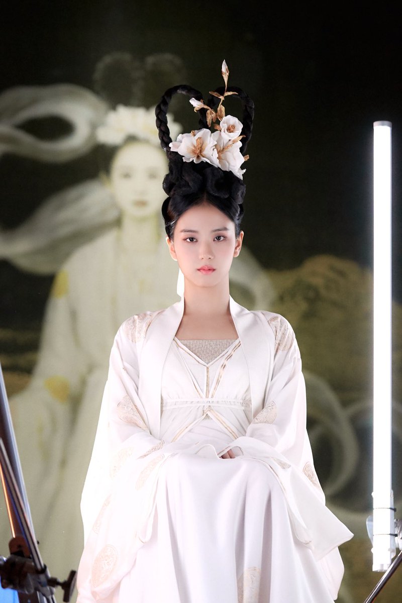 NEWSJISOO's tweet photo. #JISOO as a fairy in the movie ‘Dr. Cheon and lost Talisman’ — behind the scenes. https://t.co/bpjJI5hVQp