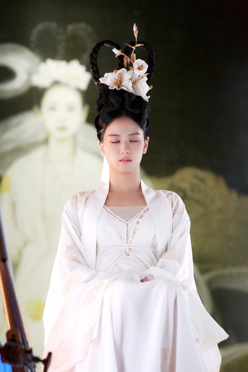 NEWSJISOO's tweet photo. #JISOO as a fairy in the movie ‘Dr. Cheon and lost Talisman’ — behind the scenes. https://t.co/bpjJI5hVQp