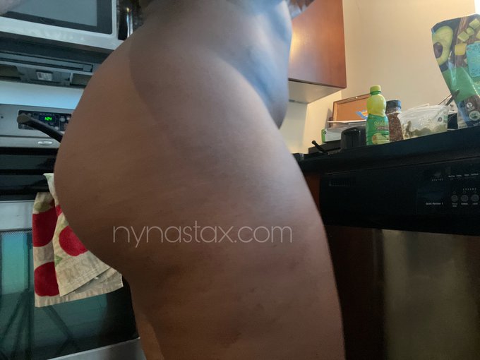 It&rsquo;s my curves from the side 🥰🥰 https://t.co/m5yyGqxukz