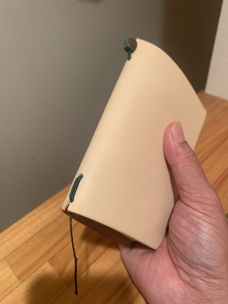 mini35's tweet photo. トラベラーズノートのカバーを新調しました。
革を切って穴を5つ開け、ゴムと紐を通して鉛で留める。
ゴムを二重にして挟めるノート量を増やしました。 https://t.co/3AzdTMC3Qo