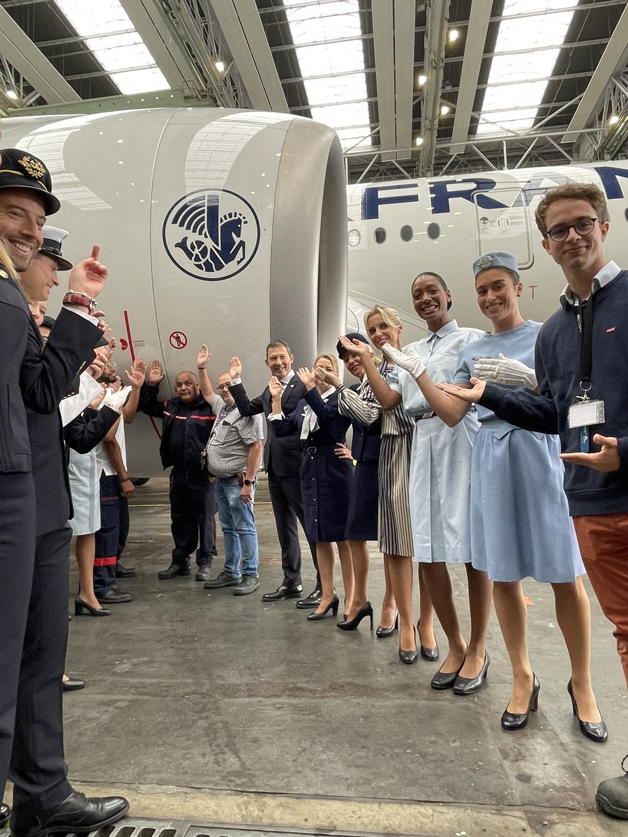 landais_cedric's tweet photo. ❤️📸✈️Coulisses de la magnifique photo du @ParisMatch de cette semaine prise à l’occasion de ✈️🎂 #AirFrance90  dans les magnifiques hangars @AFIKLMEM avec tous les métiers #Airfrance représentés ! ↩️ https://t.co/myCyCZ6g69