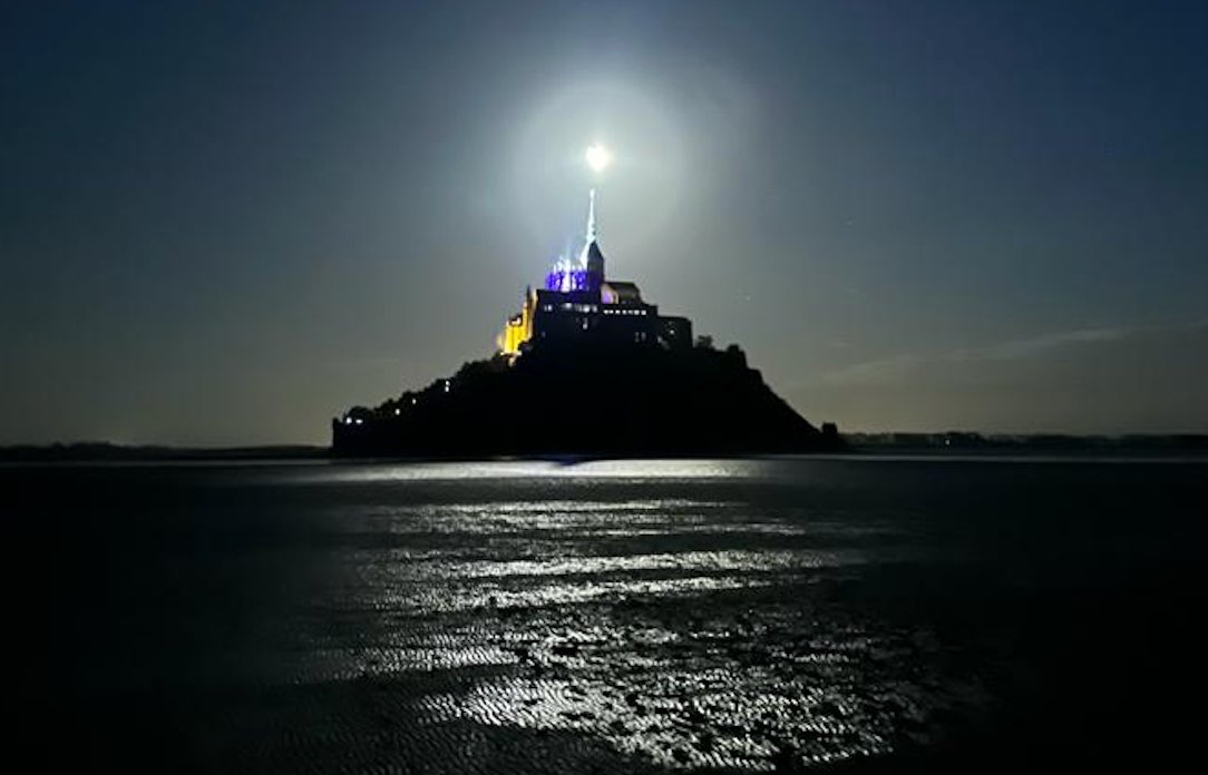 HenrionCaude's tweet photo. Demain, nous fêtons Saint Michel Archange, qui semble préoccupé de longue date par la France... L'abbaye du Mont-Saint-Michel fête ses 1000 ans. De l’Irlande à Israël (Jérusalem), sept sanctuaires lui sont dédiés dans le monde, qui forment cet étonnant alignement (ligne noire)⤵️. Certains pourront crier à la coïncidence. Selon la légende, cette ligne marque le coup d'épée asséné par Saint Michel au diable pour l'envoyer aux enfers. Et selon la tradition, l'équidistance entre les 2 sites français et celui en Italie (flèche verte du Mont Saint Michel, Abbaye Saint Michel de la Cluse et Monte Gargano)⤵️signe son avertissement à ce que: "les lois de Dieu soient toujours respectées et que les fidèles restent sur le droit chemin". Un anniversaire donc et un rendez-vous avec nous-même vue l'incroyable actualité de cet avertissement...