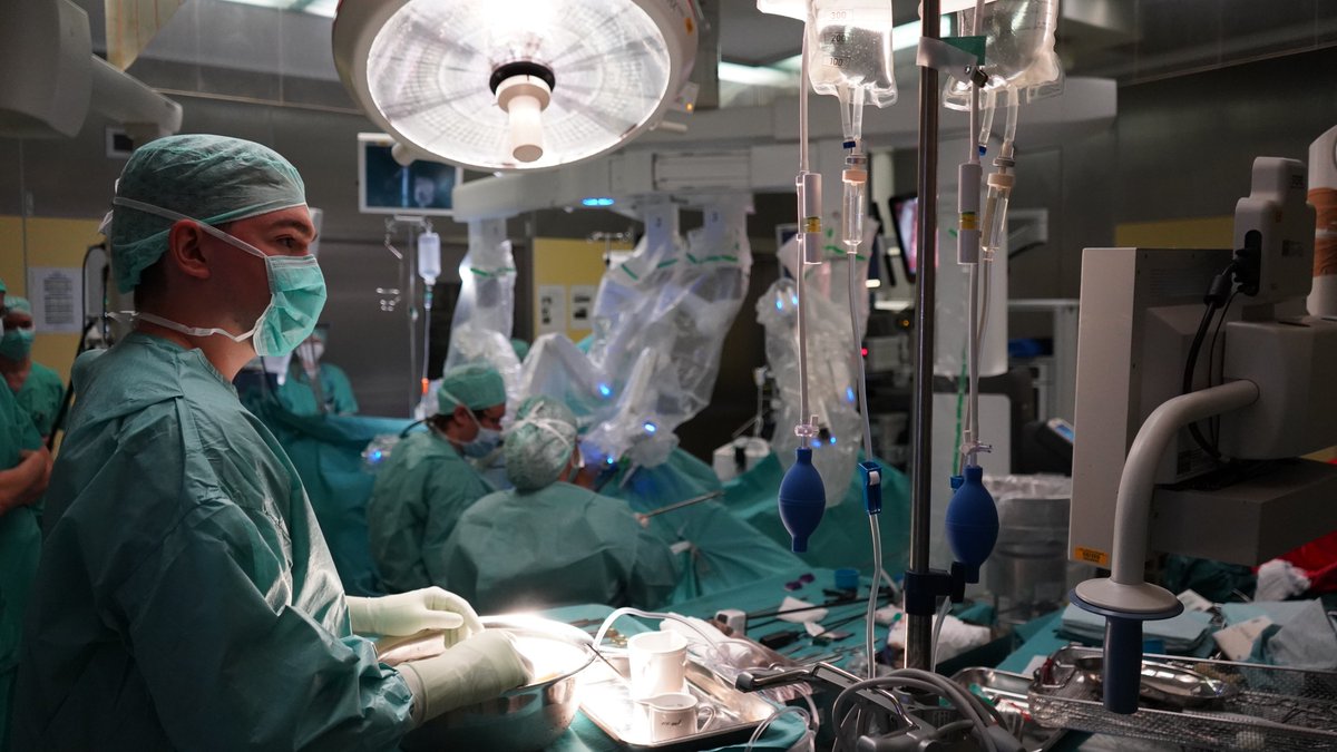 UkgmMarburg's tweet photo. Neues Wahlfach für #Studierende 👨‍🎓👩‍🎓der #Humanmedizin in #Marburg im WS23/24 "Robotik in der #Urologie", inkl. Hands-On Training am #DaVinci-Roboter!!! Anmeldung gerne bis 27.10.23 per Mail📨an romina-julienne.beane@uk-gm.de. Infos 👉 https://t.co/yACUcqQvTv https://t.co/LIzoJXk5eb