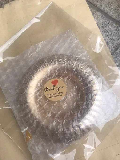 カービングディスク海外ではよくあるけど日本製は殆ど見かけないしちょい怖いなぁって思って導入してなかったけど背に腹はかえられんってことで 木材がバターのように削れるって噂だけど家の木硬すぎて木材がギリ木材のように削るって感じだわ あと近くで昼寝してたクロ