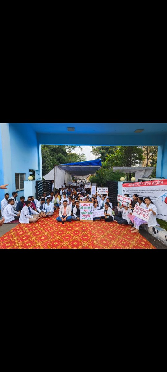 _AARTIBAGHEL_'s tweet photo. समस्त मध्य प्रदेश आयुर्वेद के छात्रों द्वारा प्रदेश में चल रहे अनिश्चितकालीन प्रदर्शन के दौरान आज धरने के सातवें दिन रीवा आयुर्वेद महाविद्यालय ने सद्बुद्धि यज्ञ का आयोजन किया और भोपाल ग्वालियर इंदौर महाविद्यालय ने अपने अनिश्चितकालीन हड़ताल को जारी रखा https://t.co/FIrKfsLo5r