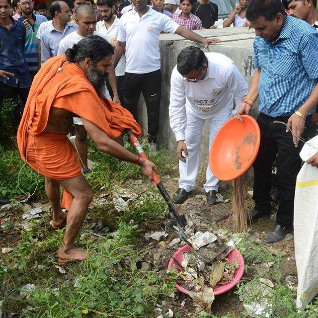 yogrishiramdev's tweet photo. स्वच्छ भारत के लिए 
एक तारीख 
एक घंटा 
एक साथ 
आइये चलिए हम सब मिलकर करें
कूड़ा मुक्त भारत का सपना साकार! क्योंकि यही होगी हमारे भारत की असली पहचान!!

1 अक्टूबर, सुबह 10 बजे, 1 घंटा स्वच्छता के लिए लिए एक साथ मिलकर श्रमदान करें,

जयहिंद वन्दे मातरम भारत माता की जय
#SwachhBharat
@SwachhBharatGov, @swachhbharat @PMOIndia