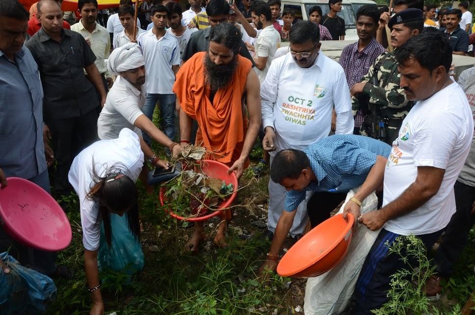 स्वच्छ भारत के लिए 
एक तारीख 
एक घंटा 
एक साथ 
आइये चलिए हम सब मिलकर करें
कूड़ा मुक्त भारत का सपना साकार! क्योंकि यही होगी हमारे भारत की असली पहचान!!

1 अक्टूबर, सुबह 10 बजे, 1 घंटा स्वच्छता के लिए लिए एक साथ मिलकर श्रमदान करें,

जयहिंद वन्दे मातरम भारत माता की जय
#SwachhBharat