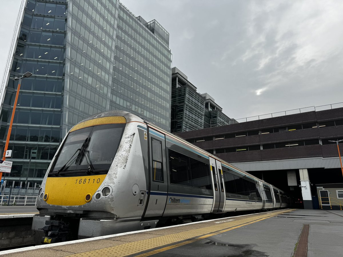 RB_Railway_'s tweet image. 168110 - A Class 168 awaits its departure from Birmingham Snow Hill on the 10:11 service to London Marylebone! #railway #class168 #dmu
