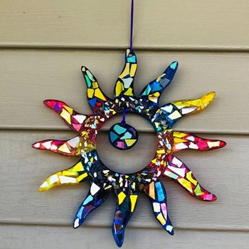 Sun charm hanging in the window, when the direct sunlight, can be mapped out a variety of colors, very beautiful.