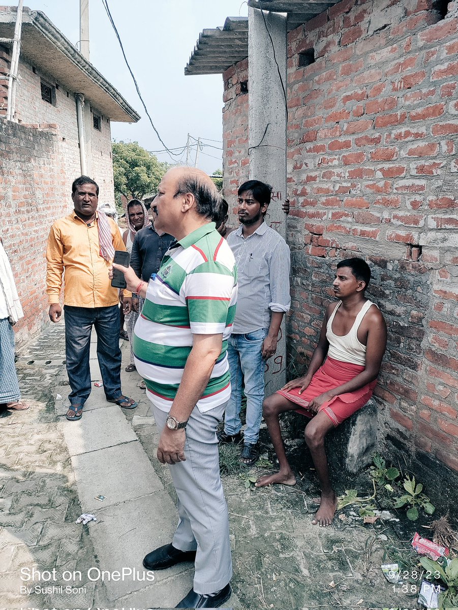 SDO2MAU1UPPCL's tweet photo. आज दिनाँक 28/09/23को अधीक्षण अभियंता महोदय,मऊ के द्वारा रहजनिया उपकेंद्र के अंतर्गत"विद्युत विभाग आपके द्वार" अभियान के तहत ताहिरपुर गाँव मे निरीक्षण किया गया एवं बकायेदारो से बिल जमा करने हेतु निर्देशित किया गया
@aksharmaBharat 
@UppclChairman 
@UPPCLLKO 
@MD_PuVVNL 
@puvvnlmau https://t.co/WibTTiIe92