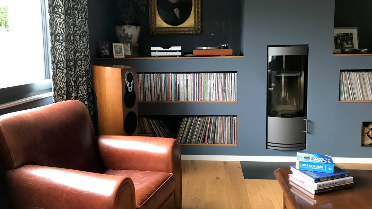 Upgrading some parts in this @linnproducts music system today. One beautiful home & record collection.

#madeformusic #vinyl #linn #turntable #audiostreamer #klimax350 #organik #beautifulhome