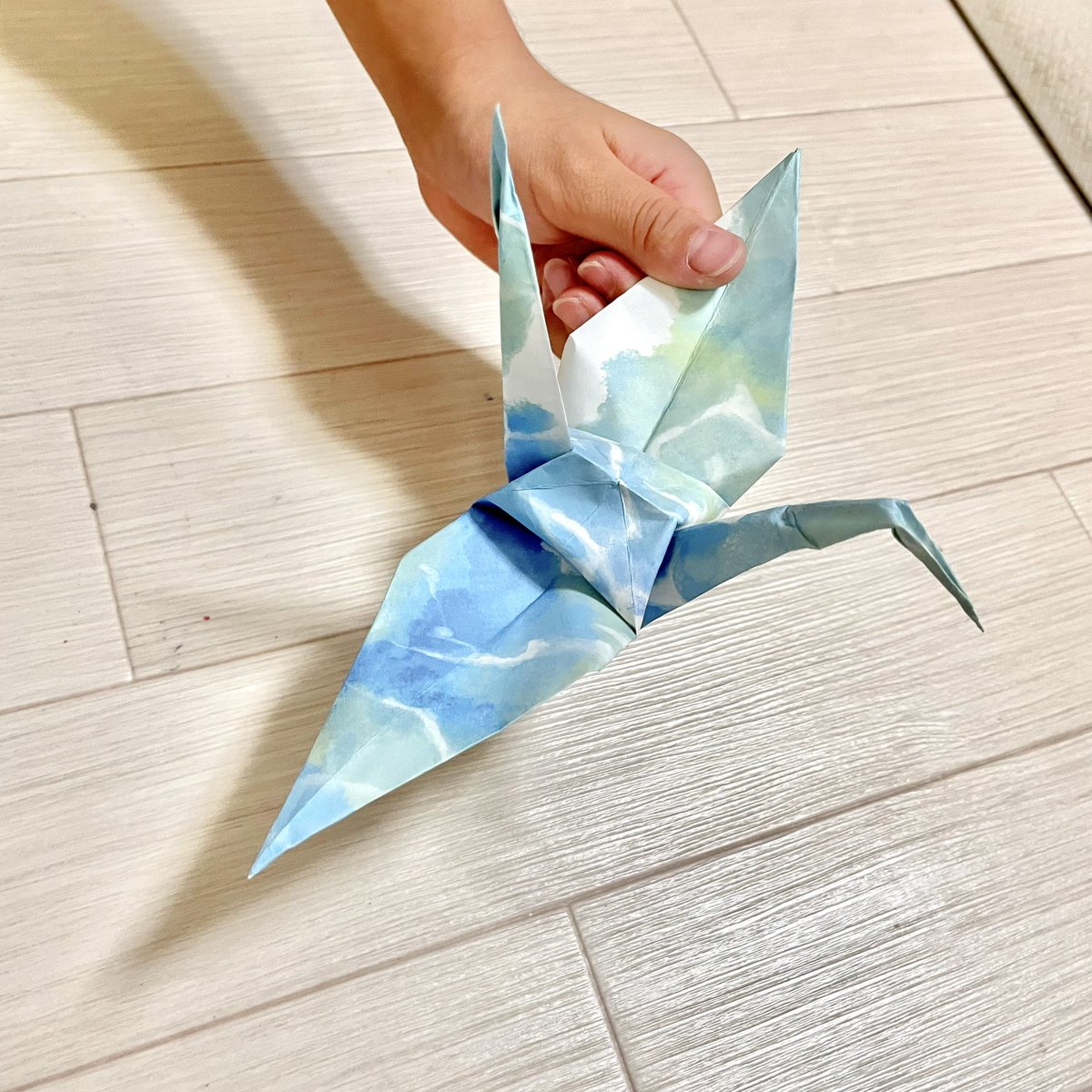 娘が小学校でもらってきた、関東大震災を伝え残すためのコンサート「隅田川回向」のチラシ！

こちらを裏にして鶴を折ってみよう！とあったので、小2長女に鶴をおってもらいました！

こんなステキな仕上がりに☺️💕

裏面のランダムなグラデーションが美しく、発想もステキなチラシです！