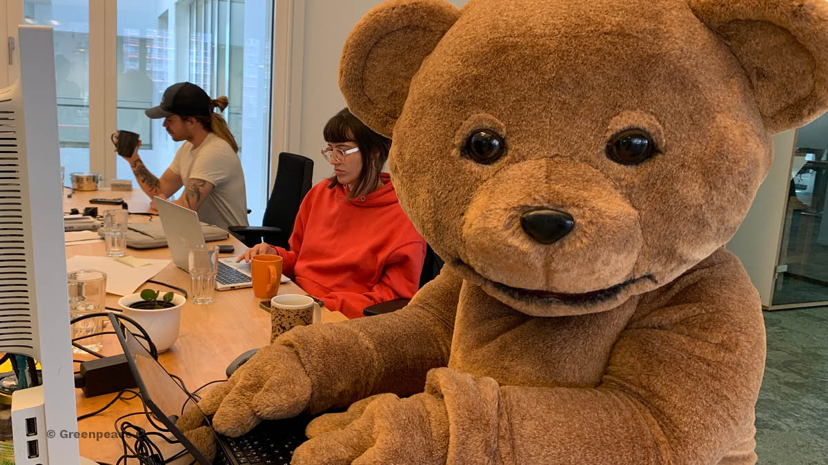 Bärenmarke Bär (@baerenmarkebaer) on Twitter photo So ein Büro ist ja ein bisschen wie ein Stall. Eng an eng sitzen und effizient arbeiten. Aber anders als die Kühe von #baerenmarke sind meine neuen Kolleg:innen von <a href="/greenpeace_de/">Greenpeace e.V.</a> freiwillig hier und haben auch mal Feierabend. So ein Büro ist ja ein bisschen wie ein Stall. Eng an eng sitzen und effizient arbeiten. Aber anders als die Kühe von #baerenmarke sind meine neuen Kolleg:innen von <a href="/greenpeace_de/">Greenpeace e.V.</a> freiwillig hier und haben auch mal Feierabend.