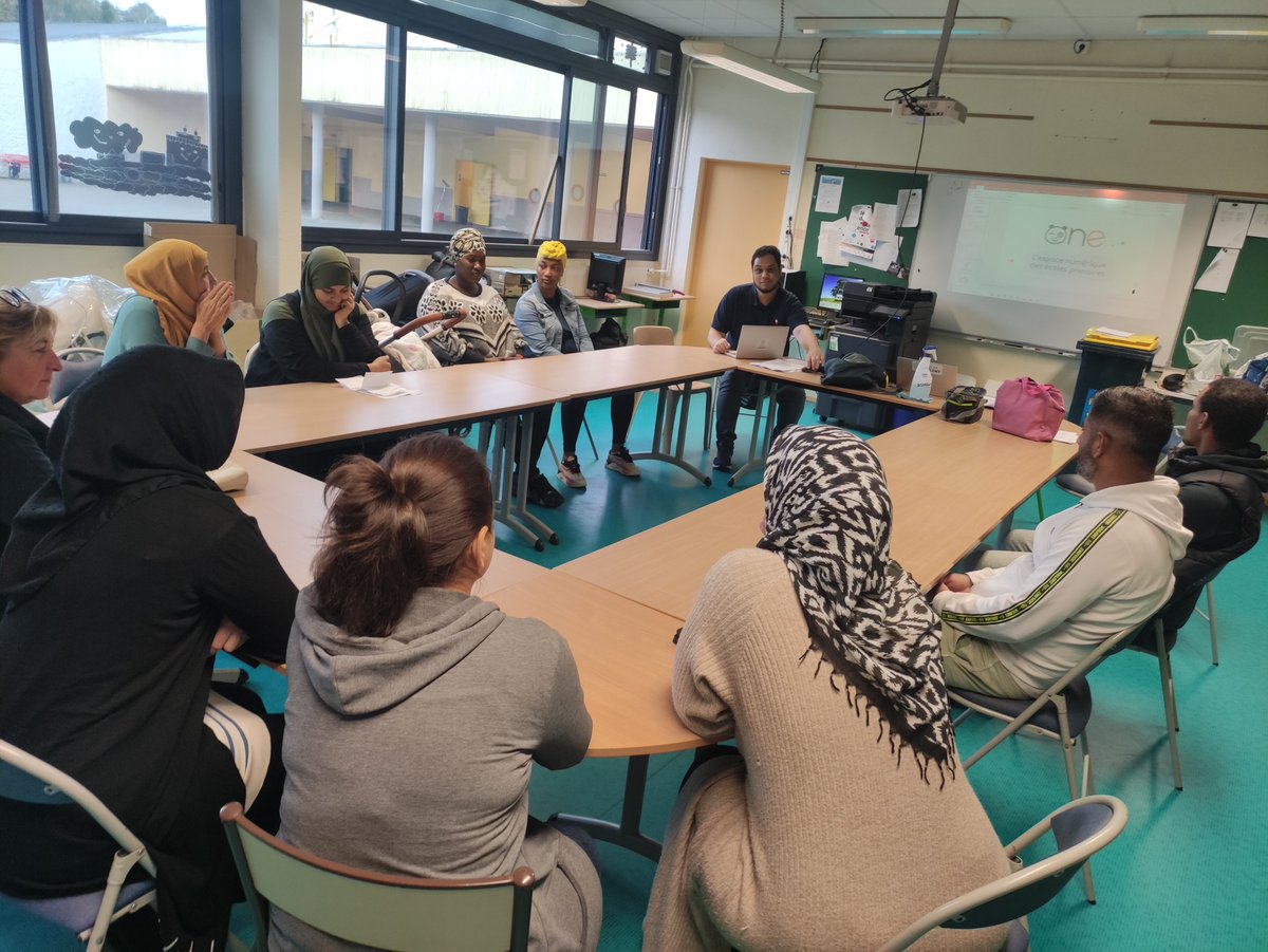 Formation avec les conseillers numérique de <a href="/VilledeLorient/">Ville de Lorient</a>   pour présenter l'ENT One aux parents de l'école Bois du Château.