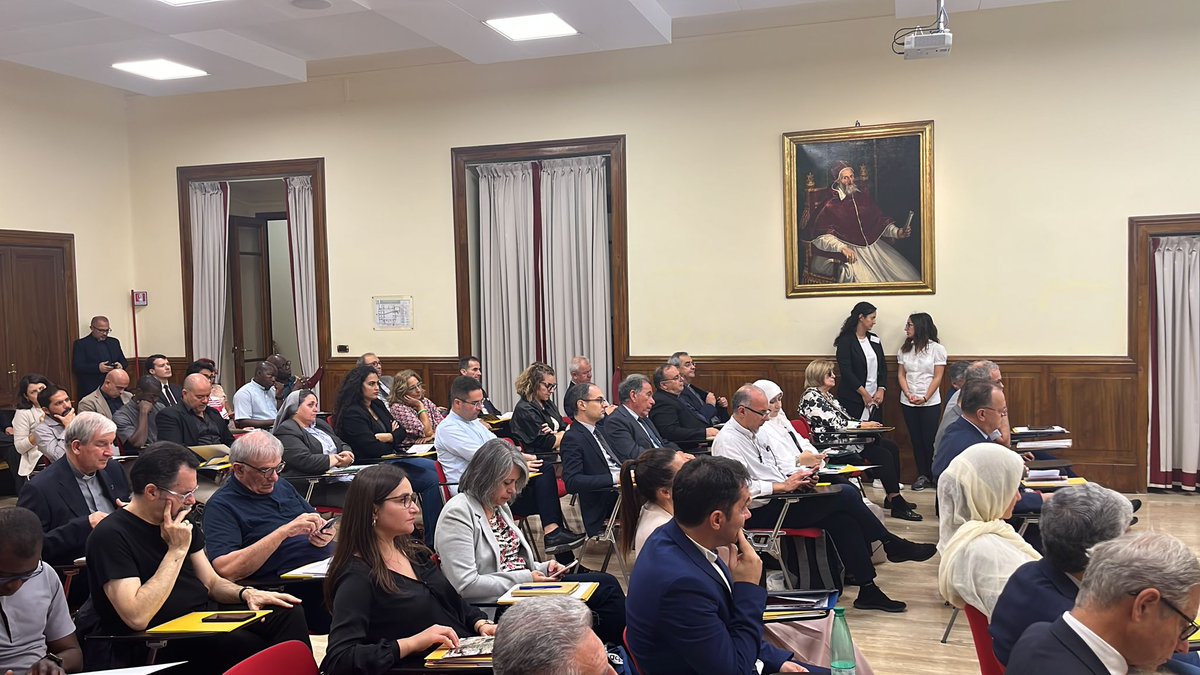 ItalytoHolySee's tweet photo. 🗣️ Intervento Amb.Di Nitto in apertura alla sessione di studio “Il #DialogoInterreligioso: il contributo dell'#Albania nei #Balcani” a @Unigregoriana, con patrocinio #ItalytoHolySee e Ambasciata Albania presso la Santa Sede 🇦🇱🤝🇮🇹🤝🇻🇦
https://t.co/FFWKyBiKMx https://t.co/gH0mLCewbD