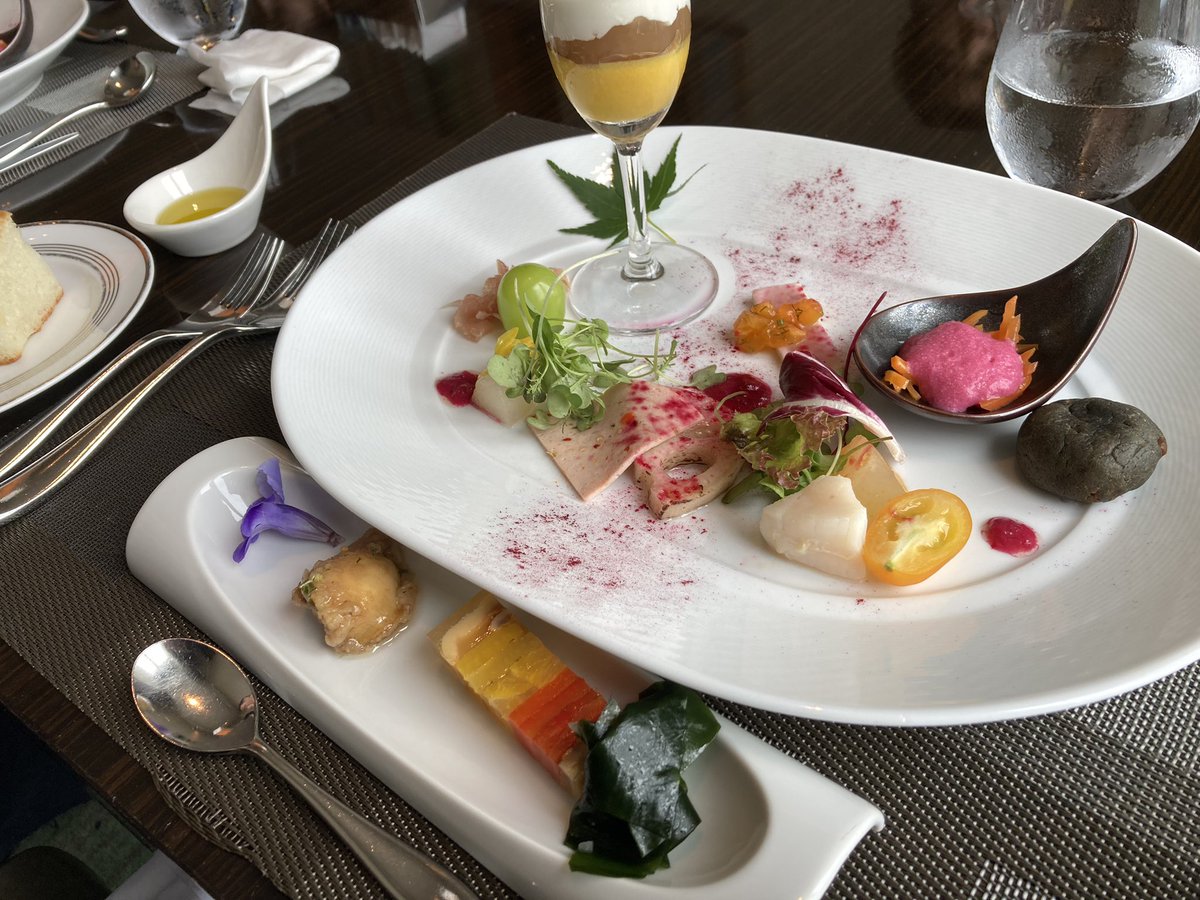 sendai_culinary's tweet photo. ウェスティンホテルで活躍する先輩＆後輩な卒業生👩‍🍳👨‍🍳✨
とっても美味しかったです🥰✨
卒業生が業界で活躍する姿は何よりの喜びです😊💮

　　　　🙆‍♀️教職員一同🙆‍♂️🏫

 #専門学校  #パティシエ #お菓子作り #おかし作り好きな人と繋がりたい #スイーツ #製菓 #調理 #仙台農業テック #仙台医健 https://t.co/LzJvnIe943