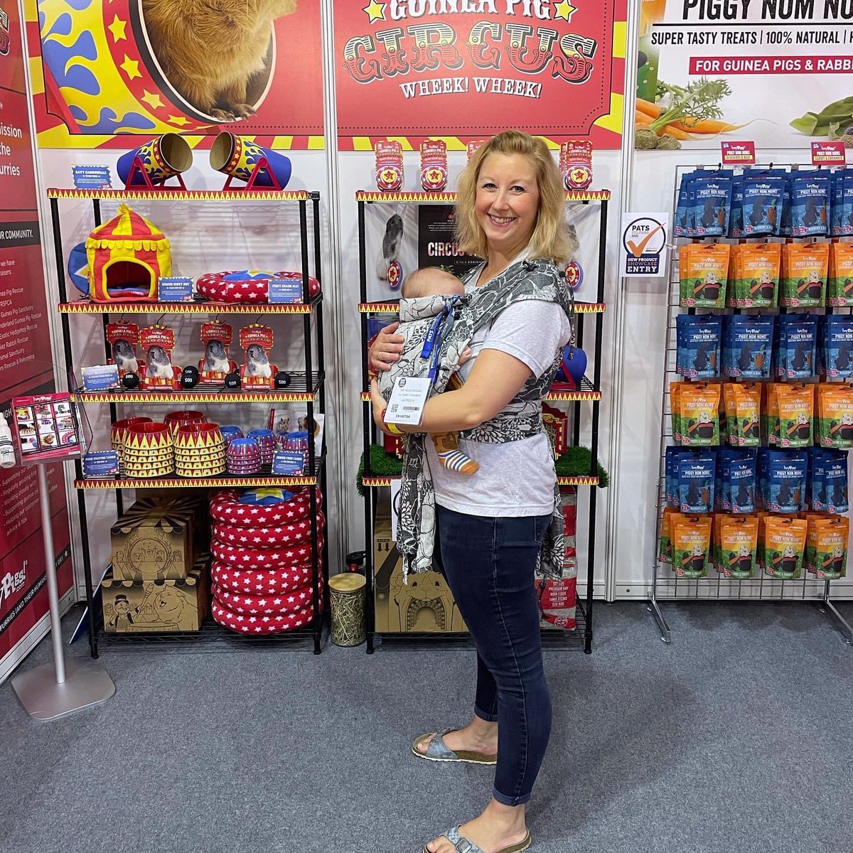 haypigs's tweet image. It's Helen with baby Ru back in 2021! 😍 Reuben is still the record holder for the youngest exhibitor at @PATS_TELFORD pet trade show - he was only 7 weeks old! 🤯 #PATSTelford #PetIndustry #TradeShow #pet #business #GPAW #GPAW2023 #guineapigawarenessweek2023