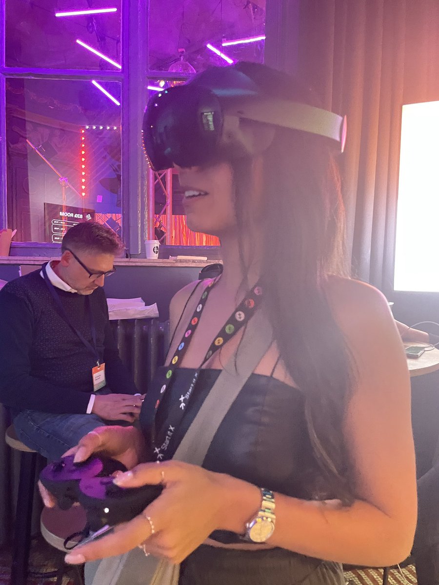 hyperla3s's tweet image. The amazing @BeerZaina trying out our new metaverse.