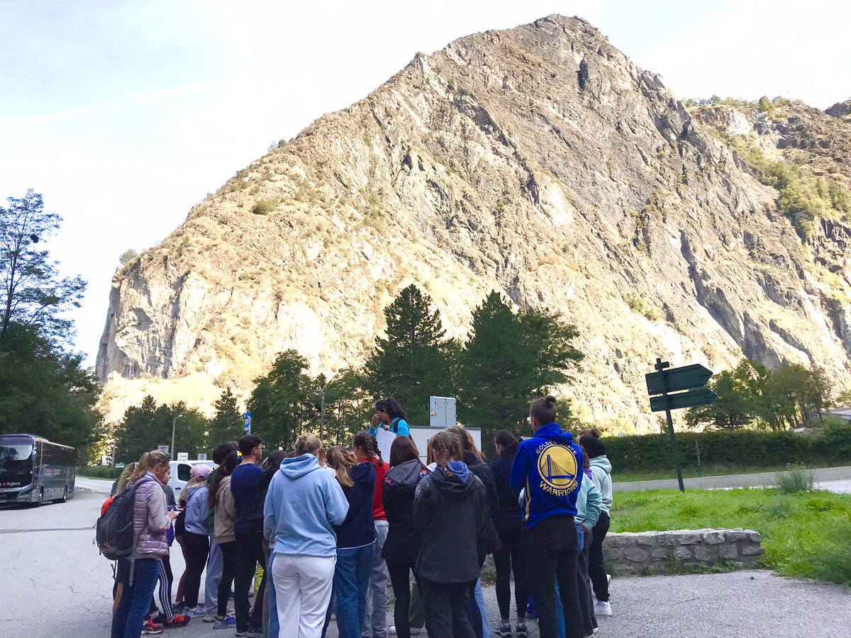 o_vanlaeres's tweet photo. Deuxième arrêt au pied d’un massif granitique vieux de 350 millions d’années, signe de la formation d’une chaîne de montagne. Mais à cet âge les Alpes étaient encore loin d’exister … 🤔 on poursuit notre enquête 🤔 @Lycee_Ribot https://t.co/RZjtzv3zLk