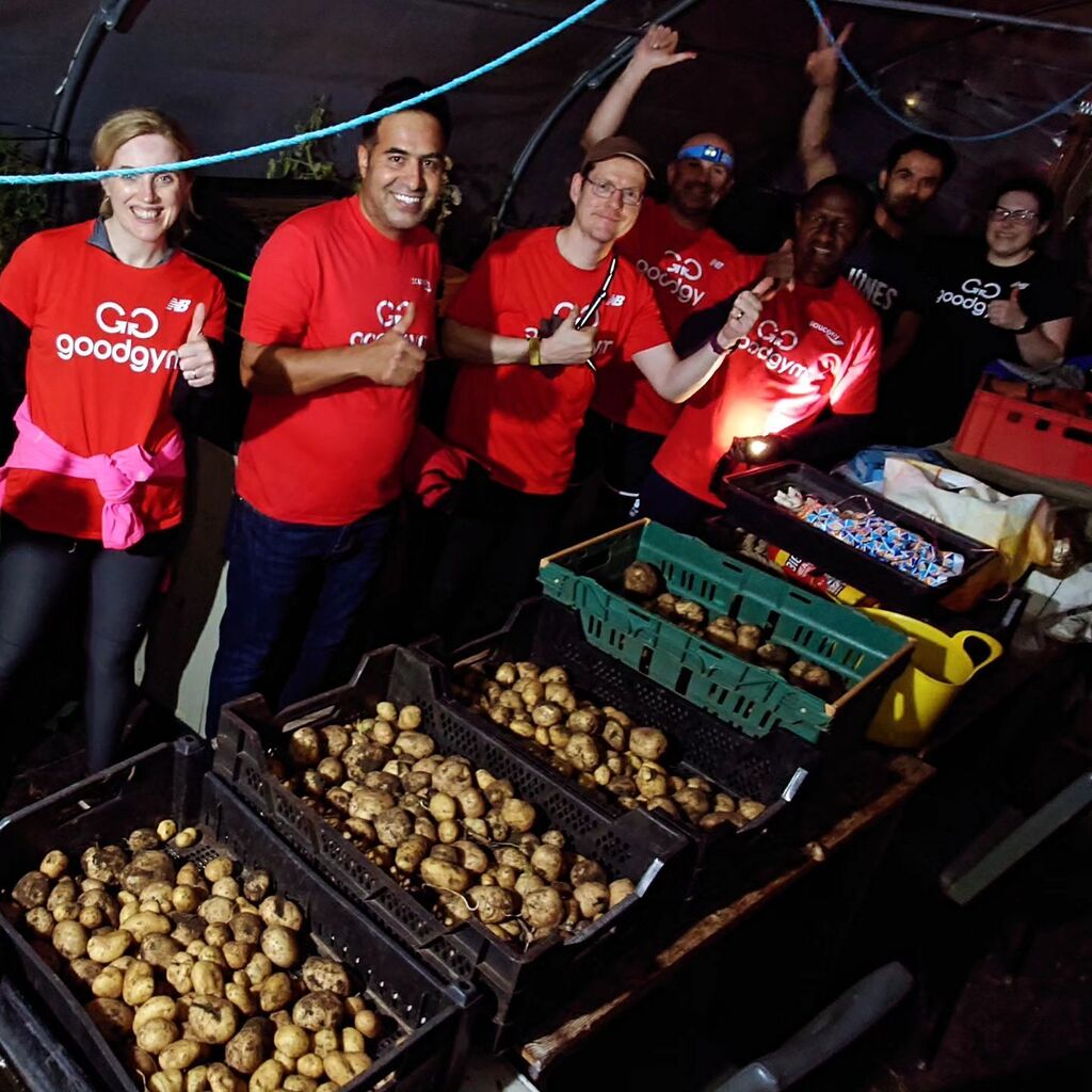 GoodGym_Luton's tweet photo. 🥔 🥔 🥔 🥔 🥔
We were digging for potatoes by torchlight last night for @rootspenrose in the Roots to Recovery garden, they've been helping their clients for 10 years now, great work 👍 https://t.co/i6L6wSXNiE