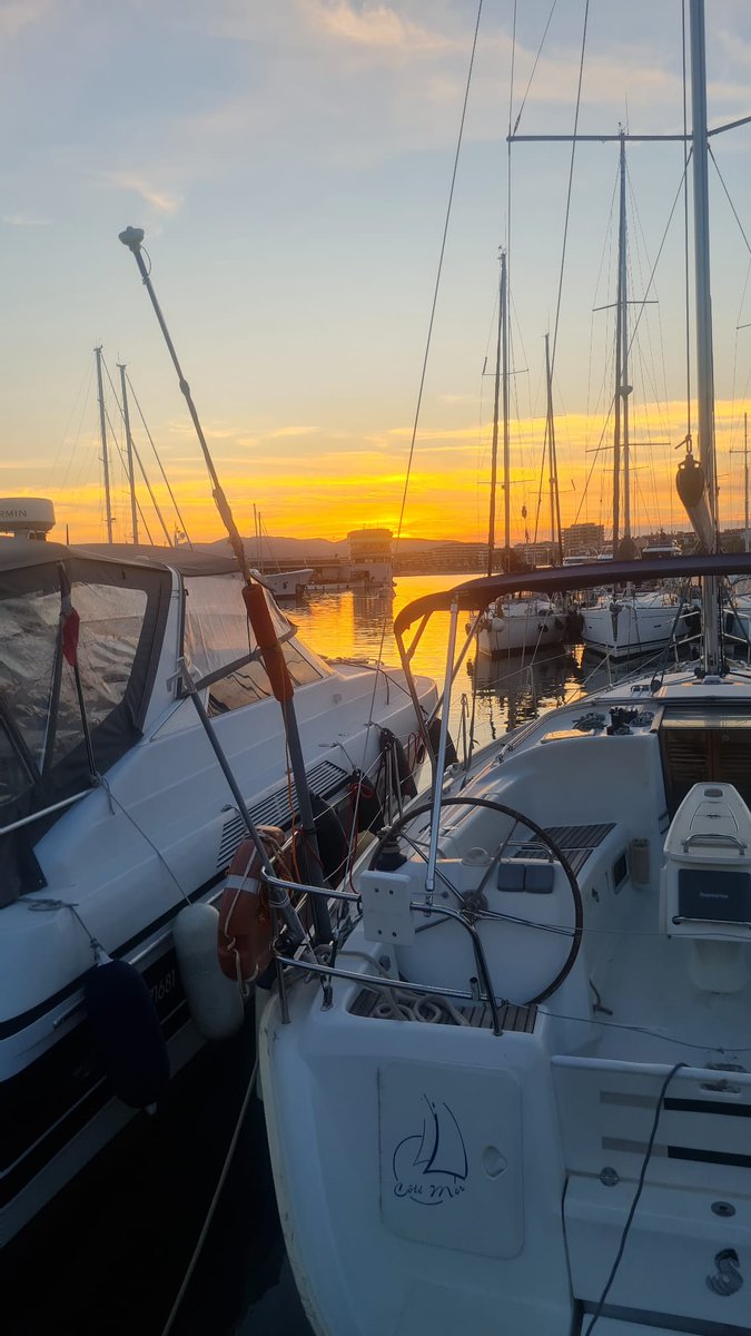 #nofilterneeded 🌞
Hier soir le coucher de soleil 🌞 était orangé avec un ciel bleu en contraste ! Que du bonheur en cette fin septembre 🌞👌🏖
#cotedazurfrance @CoteAzurFr #coucherdesoleil
#sunsetlovers #jaimeleVar  #photooftheday #onatousbesoindelamer