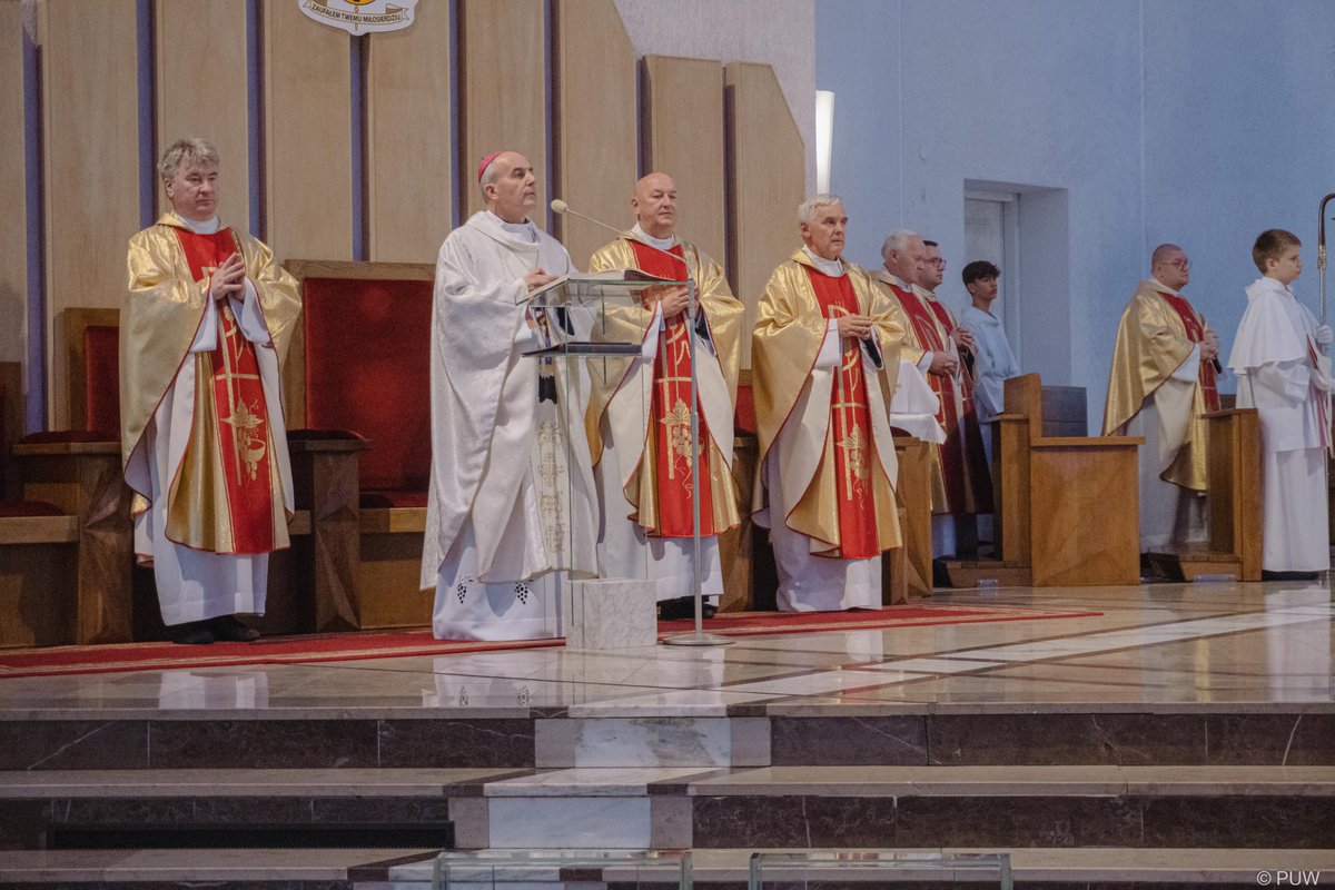 B_Paszkowski's tweet photo. Wczoraj wziąłem udział w mszy świętej w Sanktuarium Miłosierdzia Bożego w Białymstoku z okazji Dni Patrona miasta - bł. ks. Michała Sopoćki. Kapłan został beatyfikowany 28 września 2008 roku, dlatego we wrześniu wspominamy go szczególnie. https://t.co/kDePTbPzrw