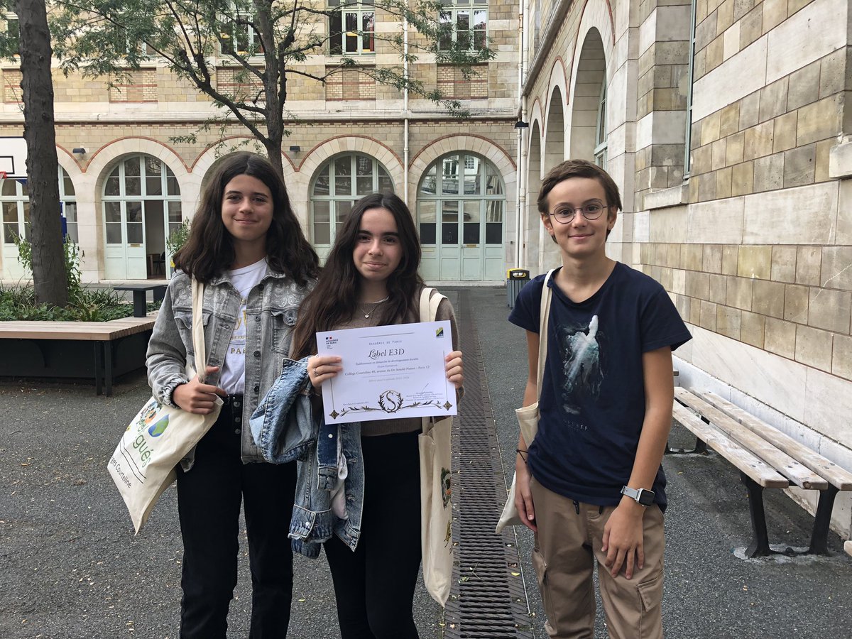 CollgeCourteli1's tweet image. Les éco-délégués du collège Courteline très fiers aujourd’hui de recevoir le label E3D niveau Expertise au lycée Louis le Grand 🌱 c’est reparti pour 3 années d’engagement pour le développement durable!@Academie_Paris