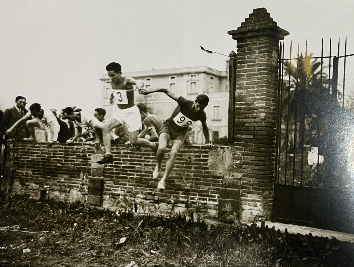 😌 A Catalunya fa anys que practiquem la disciplina del cros.

🏃🏃🏻‍♀️Qui no ha superat alguna vegada un dels seus obstacles i ha caigut directe al fang? 

📸 Sabeu el lloc i l’any del Campionat de Catalunya de cros de la següent fotografia?