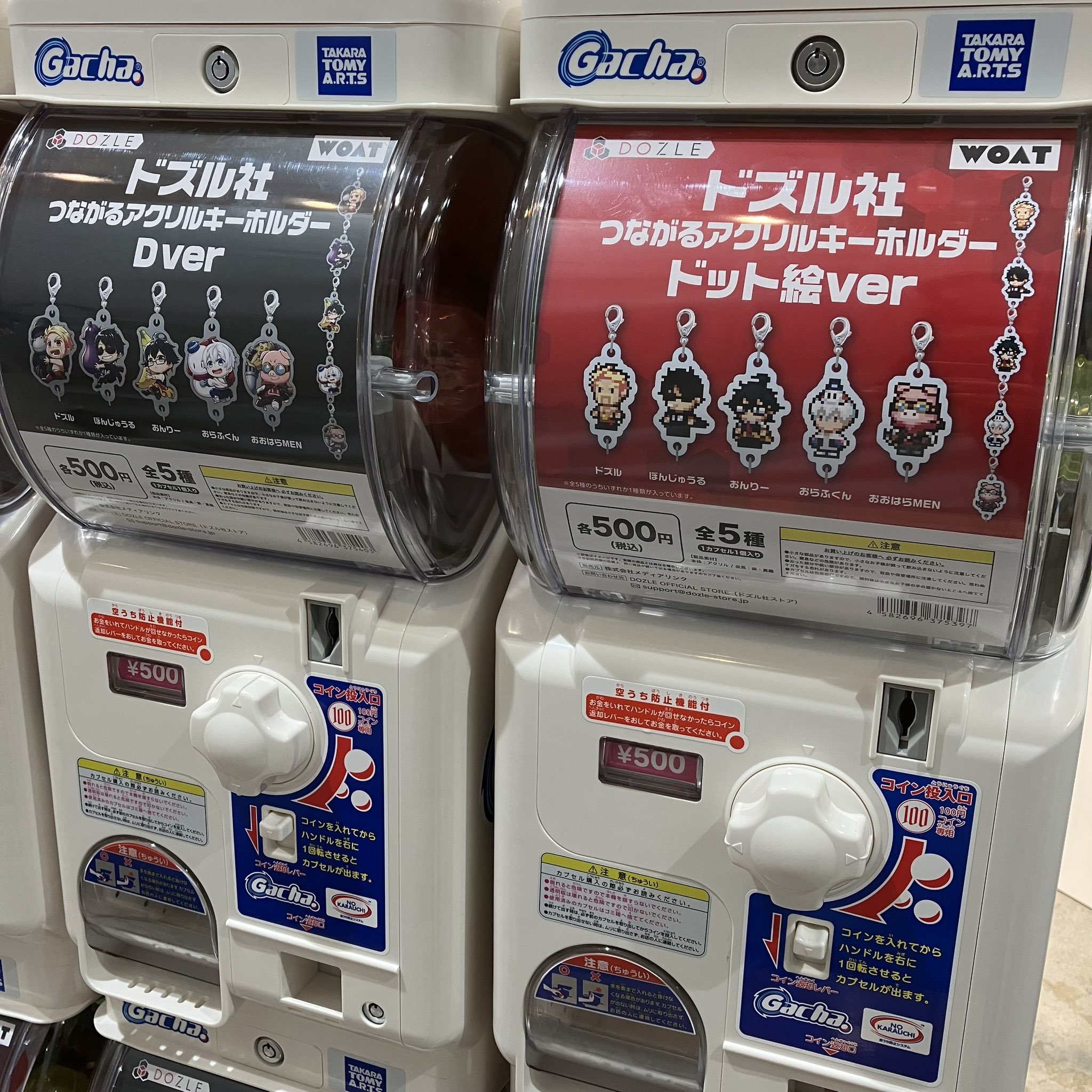 アーティストのアルバムジャケットやロゴをデザインしたピンズ