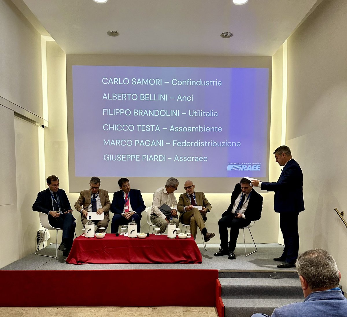 assoambiente's tweet photo. 📍 Rifiuti elettronici. Istituzioni e filiera a confronto per incrementare la raccolta.
🗣️Il presidente @chiccotesta e il presidente #Assoraee Giuseppe Piardi intervengono alla Tavola Rotonda “LE OPPORTUNITÀ PER AVVICINARE IL NOSTRO PAESE AL TARGET DI RACCOLTA UE”.
📉 La raccolta ha registrato nel 2022 una flessione del 6,2% rispetto al 2021.