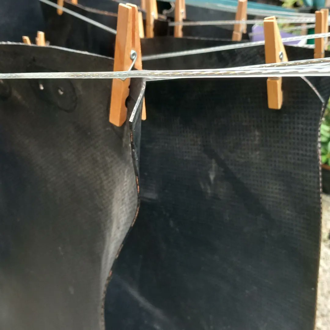 bymrsm_iow's tweet photo. Often wonder what the neighbours think 🤔 #washday #recycle #recycledart #Hovergreen #Hovercrafts @HovertravelLtd @VisitIOW https://t.co/IlsrYc1d5d