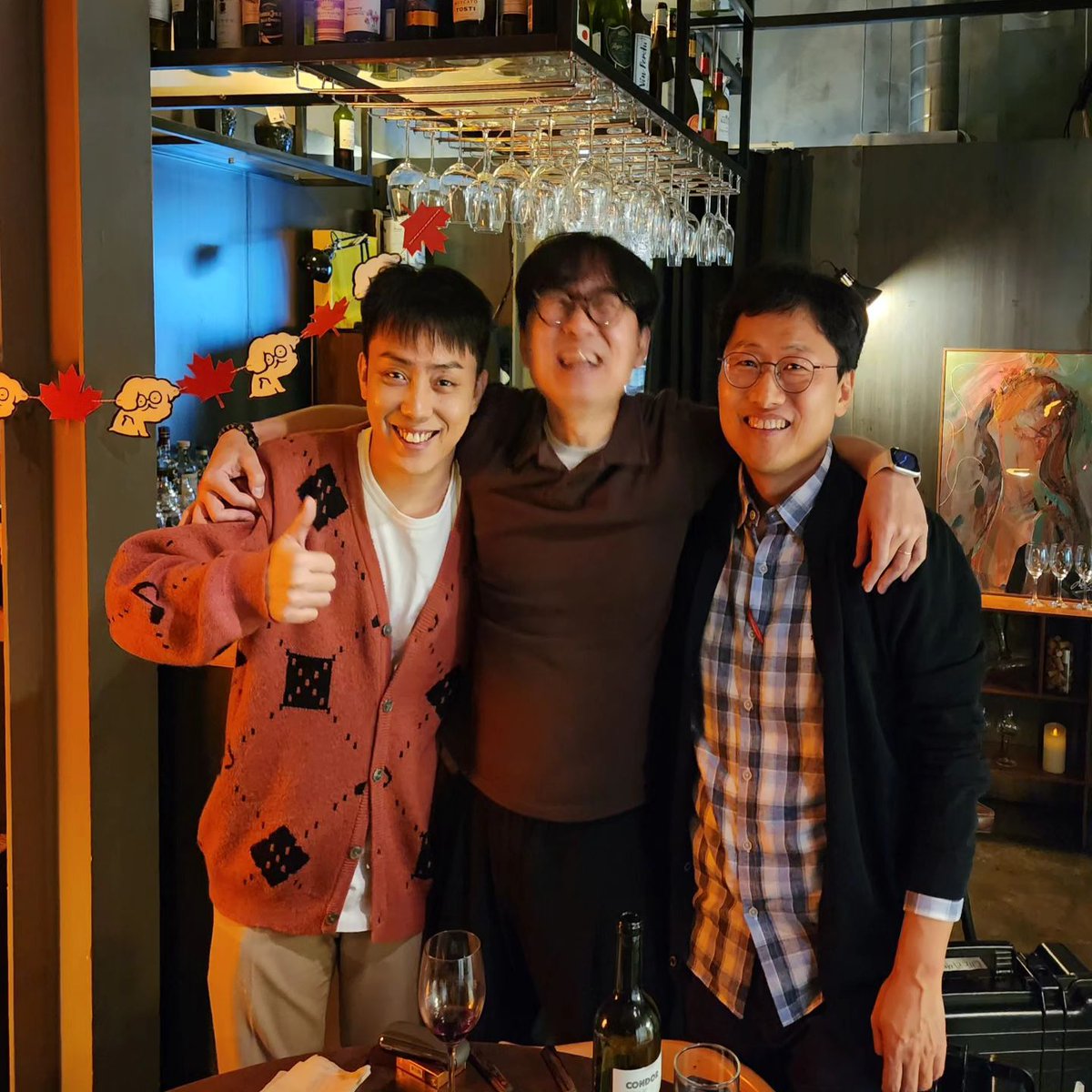 유튭 ㅇㅇㄷㄱㄷㄱ '넌 감독이었어'에 은지원 × 김상욱 교수님이 게스트로 출연하면서 촬영한 듯 보임😎
수다 프로그램인데 이 조합 안 볼 수 없지!!🫢🤭
매주 일요일 저녁 6시에 업로드라네요🔔

instagram.com/p/CxuKmBPx5kp/…