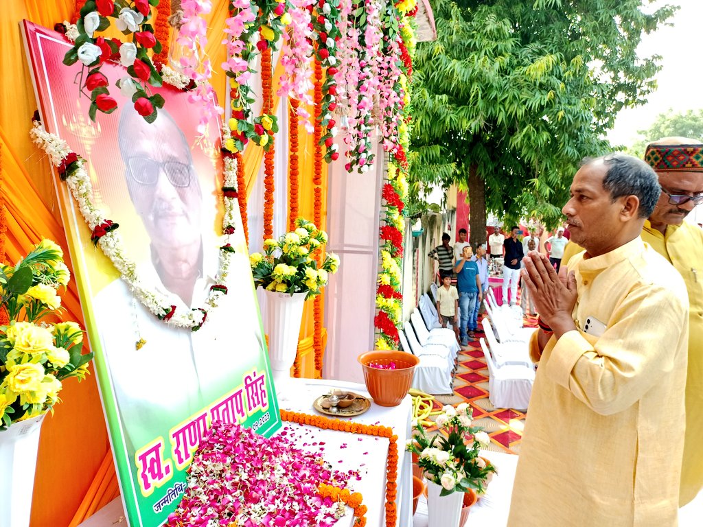 भारतीय जनता पार्टी गाजीपुर के पूर्व जिलाध्यक्ष श्री भानुप्रताप सिंह के बड़े भाई स्व. राणा प्रताप सिंह के त्रयोदशाह कार्यक्रम में पहुंचकर उनके चित्र पर पुष्प अर्पित कर अपनी श्रद्धांजलि देते जम्मू कश्मीर के उपराज्यपाल मनोज सिन्हा,  जिलाध्यक्ष सुनील कुमार सिंह और कृष्ण बिहारी राय जी