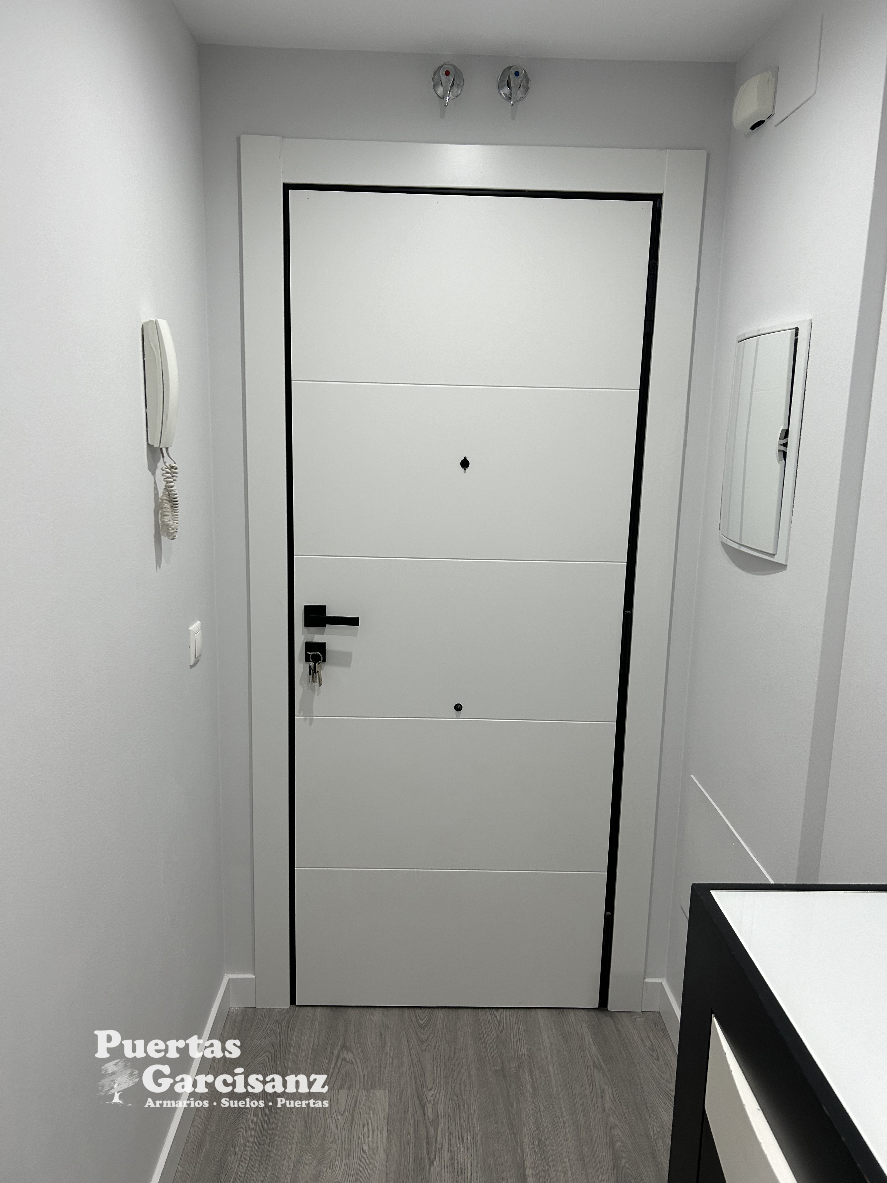 Puerta corredera de cristal lacado blanco 8 mm - PUERTAS GARCISANZ