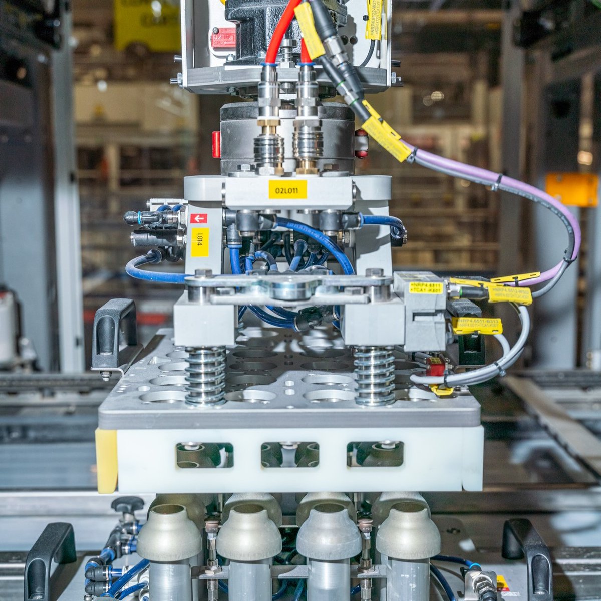 KronesAG's tweet photo. How much quality can a piece of packaging production machinery offer?π€The #Variopac Pro is the perfect solution to meet all your needs.π¦Ύ It stands out with its unprecedented flexibility, effortlessly adapting to all types of packaging trends. #Krones #KronesAG #GermanBlingBling https://t.co/rBx5w945JG