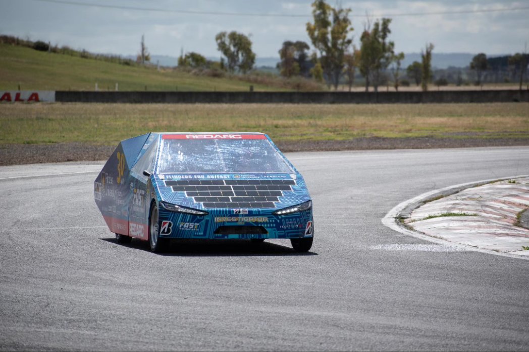 FlindersSolar's tweet image. We've begun to speed up on our progress by putting in some flying laps at @MallalaMP! Our team got to spend a couple of days testing our Cruiser Class solar car around this exciting race circuit.
#flindersuniversity #findyourfearless #electricracecar #solarcar #mallala