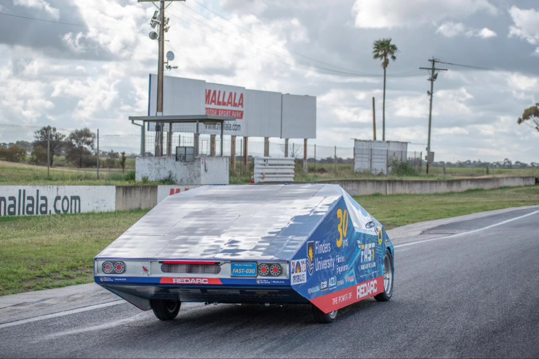 FlindersSolar's tweet image. We've begun to speed up on our progress by putting in some flying laps at @MallalaMP! Our team got to spend a couple of days testing our Cruiser Class solar car around this exciting race circuit.
#flindersuniversity #findyourfearless #electricracecar #solarcar #mallala