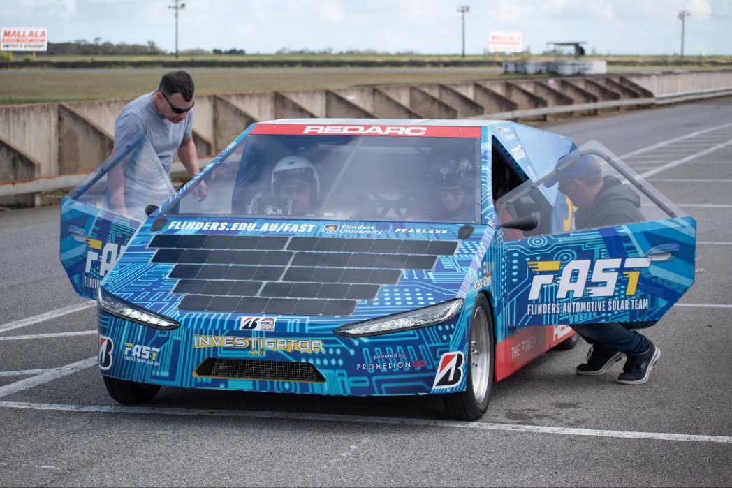 FlindersSolar's tweet image. We've begun to speed up on our progress by putting in some flying laps at @MallalaMP! Our team got to spend a couple of days testing our Cruiser Class solar car around this exciting race circuit.
#flindersuniversity #findyourfearless #electricracecar #solarcar #mallala