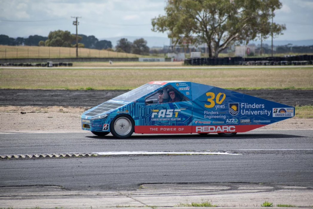 FlindersSolar's tweet image. We've begun to speed up on our progress by putting in some flying laps at @MallalaMP! Our team got to spend a couple of days testing our Cruiser Class solar car around this exciting race circuit.
#flindersuniversity #findyourfearless #electricracecar #solarcar #mallala