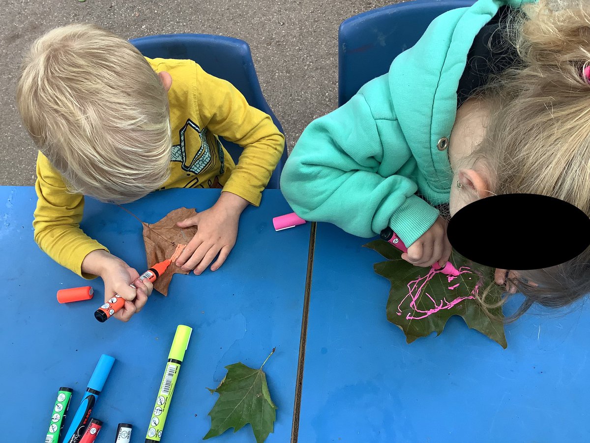 The children are enjoying mark-making in our garden using some leaves we found and chalk pens! ‘I’m going to do my family!’ @EAS_EarlyYears @EllHobday #outdoorfun #nursery #earlyyears #markmaking